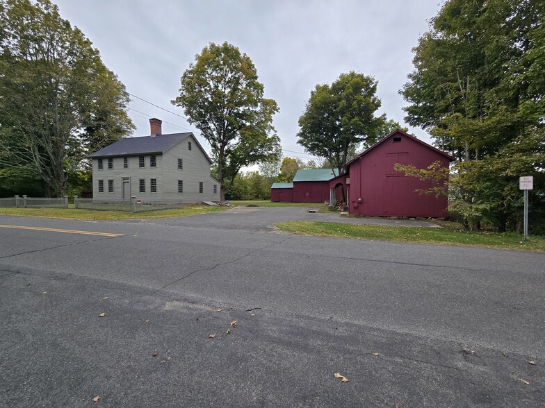 27 Middle Quarter Rd, Woodbury, CT à vendre - Photo de l’immeuble – Image 2 sur 7