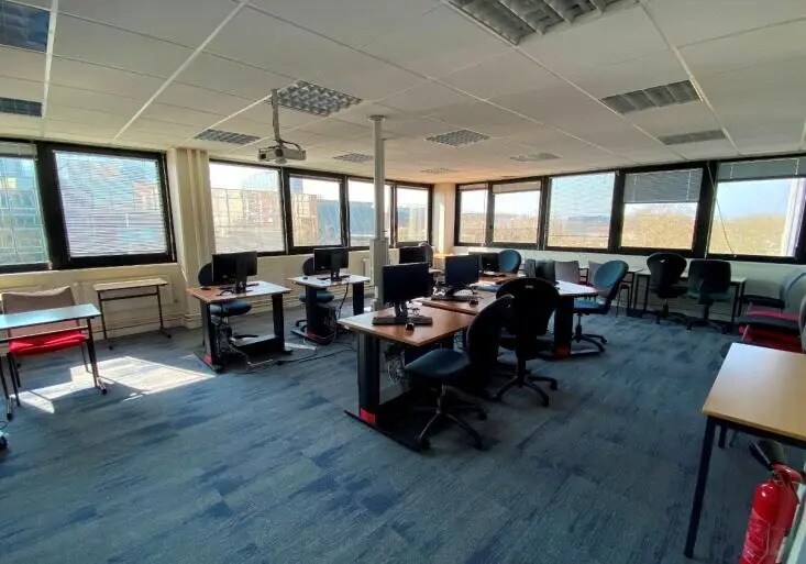 Bureau dans Évry-Courcouronnes à louer - Photo de l’immeuble – Image 3 sur 9
