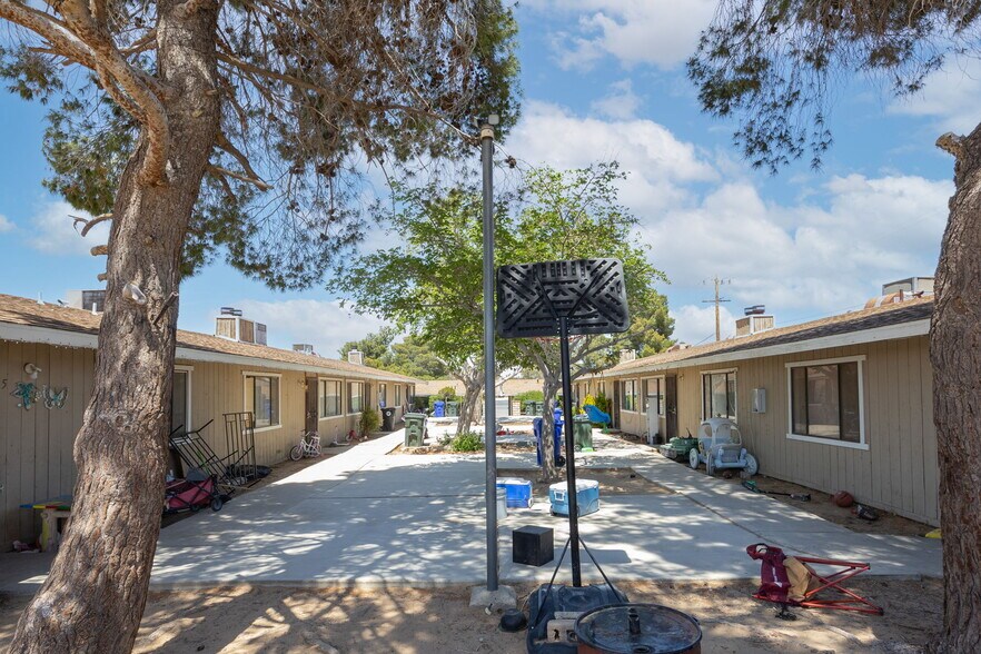 19287 Highway 18, Apple Valley, CA à vendre - Photo de l’immeuble – Image 3 sur 14