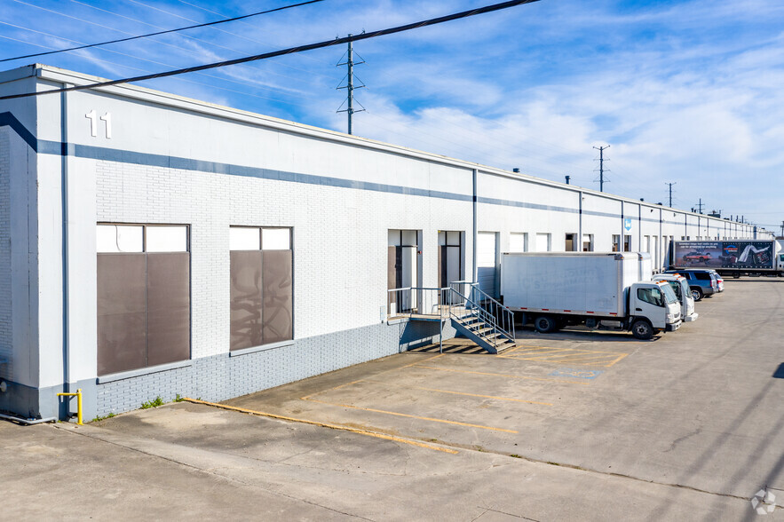 5702-5720 Business Park, San Antonio, TX à louer - Photo de l’immeuble – Image 1 sur 4