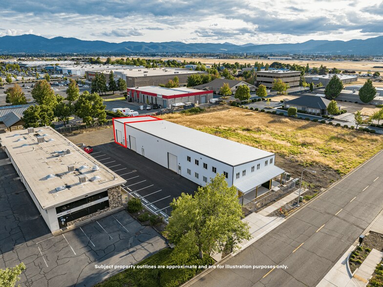 2074 Commerce Dr, Medford, OR à louer - Photo de l’immeuble – Image 3 sur 20
