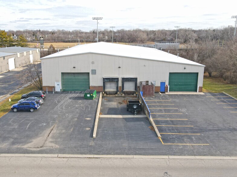 701 Sunset Dr, Round Lake, IL à louer - Photo de l’immeuble – Image 2 sur 12