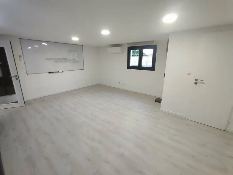 Bureau dans La Verpillière à louer - Photo de l’immeuble – Image 3 sur 9