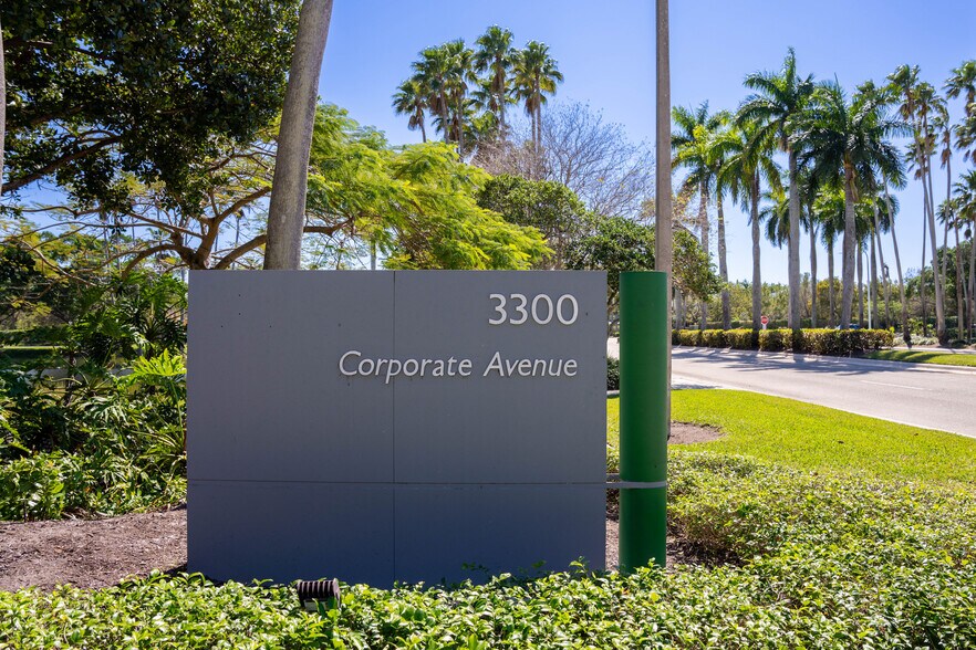 3360 Enterprise Ave, Weston, FL à louer - Photo de l’immeuble – Image 2 sur 52