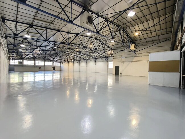 Plus de détails pour Bureau, Local d'activités à louer