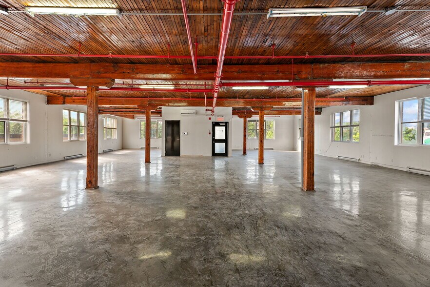 5010 Rue Saint-Patrick, Montréal, QC à louer - Photo de l’immeuble – Image 2 sur 19