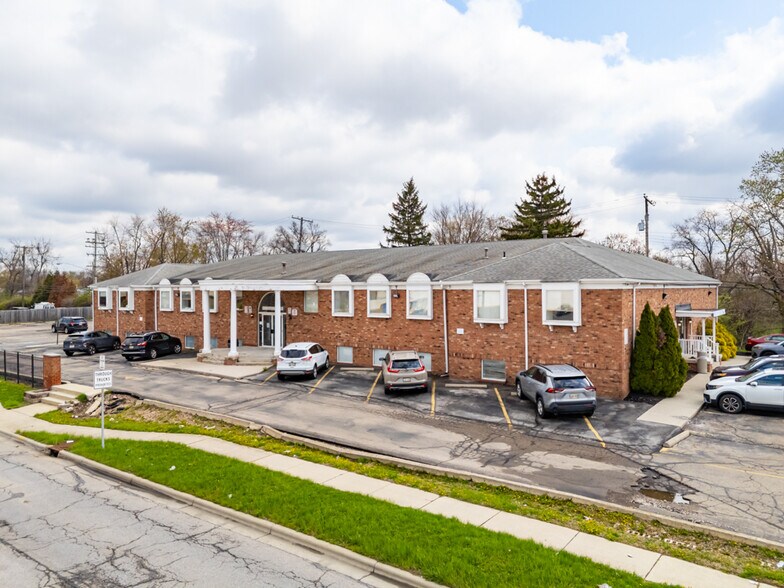 50 Old Village Rd, Columbus, OH à vendre - Photo de l’immeuble – Image 1 sur 16