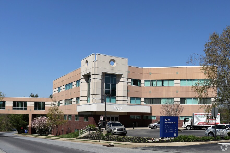 2010 West Chester Pike, Havertown, PA à louer - Photo de l’immeuble – Image 1 sur 7