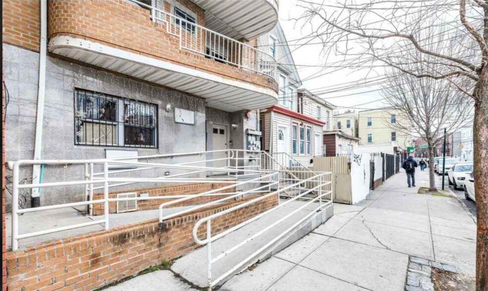 3543 97th St, Corona, NY à vendre - Photo de l’immeuble – Image 2 sur 6