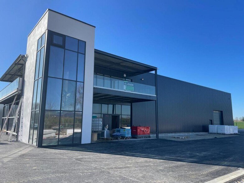 Local d’activités dans Villeneuve-sous-Dammartin à louer - Photo de l’immeuble – Image 1 sur 15