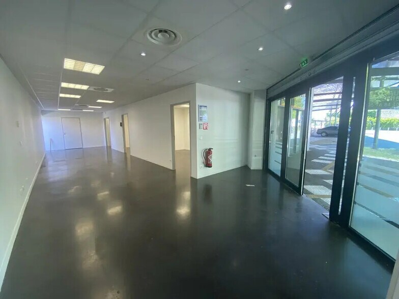 Local commercial dans Libourne à louer - Photo de l’immeuble – Image 1 sur 8