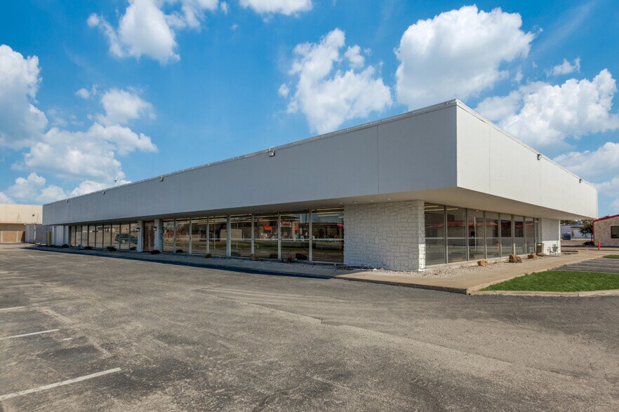 12925 Lyndon B Johnson Fwy, Garland, TX à louer - Photo de l’immeuble – Image 2 sur 18