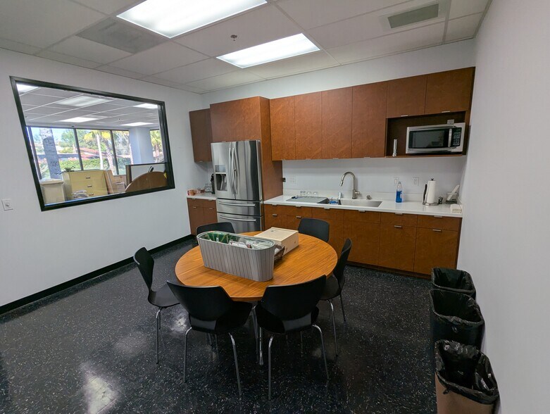 1150 E Orangethorpe Ave, Placentia, CA à louer - Photo de l’immeuble – Image 2 sur 12