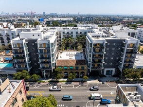 5550 Hollywood Blvd, Los Angeles, CA à louer Photo de l’immeuble– Image 1 sur 3