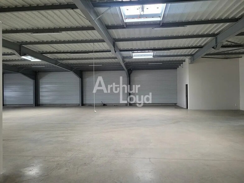 Local d’activités dans Sainte-Hélène-du-Lac à louer - Photo intérieure – Image 3 sur 12