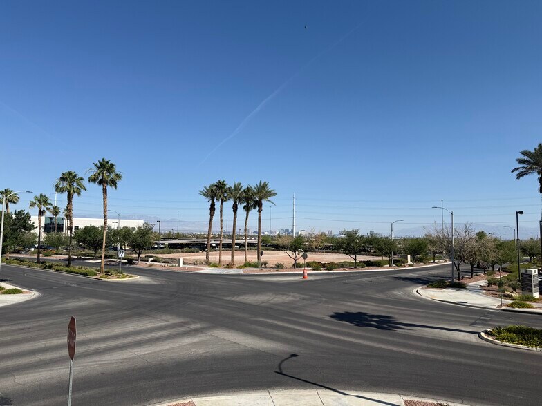 NWC E Serene Ave and Village View Dr, Henderson, NV à louer - Photo de l’immeuble – Image 3 sur 5