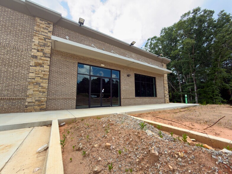 6477 McEver Rd, Flowery Branch, GA à louer - Photo de l’immeuble – Image 1 sur 7