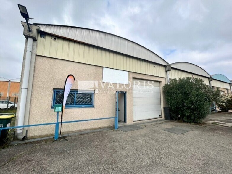 Local d'activités dans Saint-Priest à vendre - Photo de l’immeuble – Image 1 sur 12