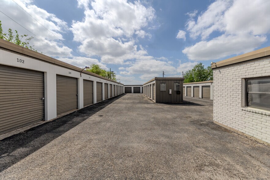 209 Commercial Dr, Taylor, TX à vendre - Photo de l’immeuble – Image 2 sur 9