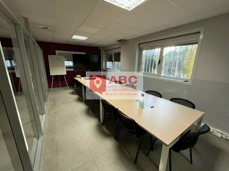 Bureau dans Gallargues-le-Montueux à louer - Photo de l’immeuble – Image 2 sur 6