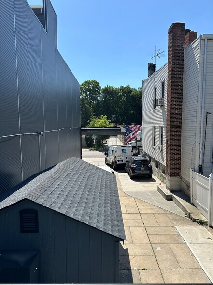 1809 Decatur St, Ridgewood, NY à louer - Photo de l’immeuble – Image 2 sur 4