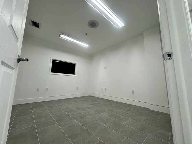6955-6965 NW 43rd St, Miami, FL à louer - Photo intérieure – Image 2 sur 4