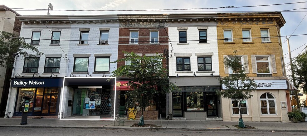 1967 Queen St E, Toronto, ON à louer - Photo de l’immeuble – Image 2 sur 7