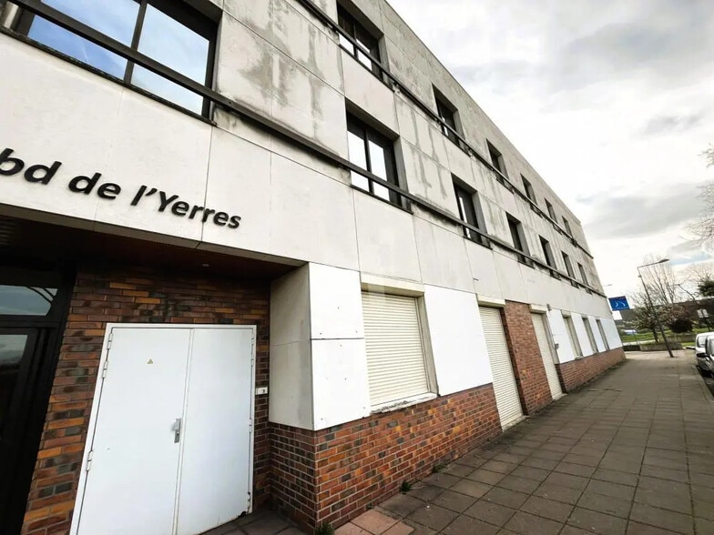 Bureau dans Évry-Courcouronnes à vendre - Photo de l’immeuble – Image 2 sur 12
