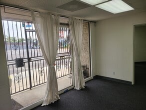 10605 Chandler Blvd, North Hollywood, CA à louer Photo de l’immeuble– Image 1 sur 10