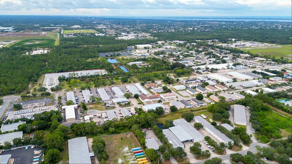 7715-7723 Ellis Rd, West Melbourne, FL à louer - Photo de l’immeuble – Image 3 sur 11