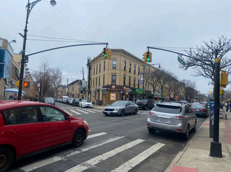 5940 Myrtle Ave, Ridgewood, NY à vendre - Photo de l’immeuble – Image 2 sur 15