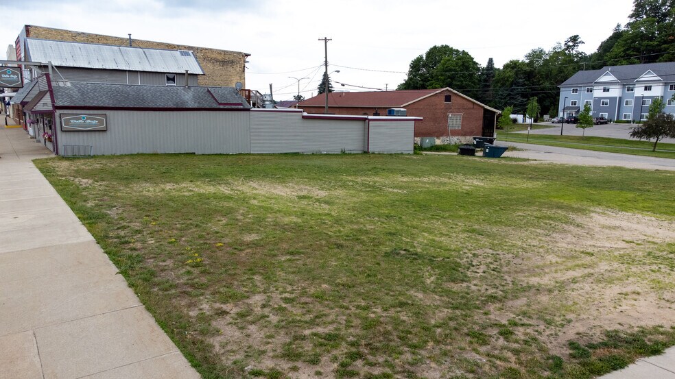 233 Michigan Avenue, Shelby, MI à vendre - Photo principale – Image 2 sur 9