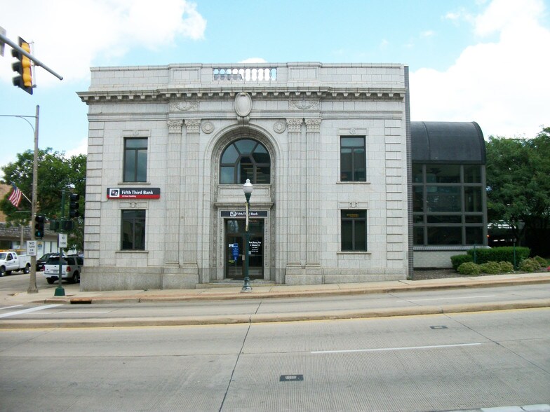 102 S Galena Ave, Dixon, IL à louer - Photo principale – Image 1 sur 35