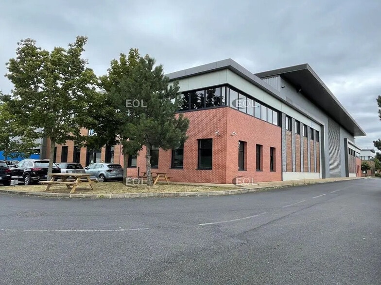 Local d’activités dans Villeneuve-la-Garenne à louer - Photo de l’immeuble – Image 1 sur 6