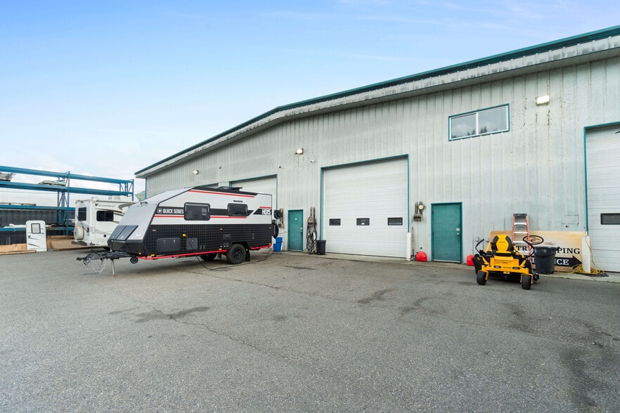 3101 10 Av SW, Salmon Arm, BC à vendre - Photo principale – Image 3 sur 9