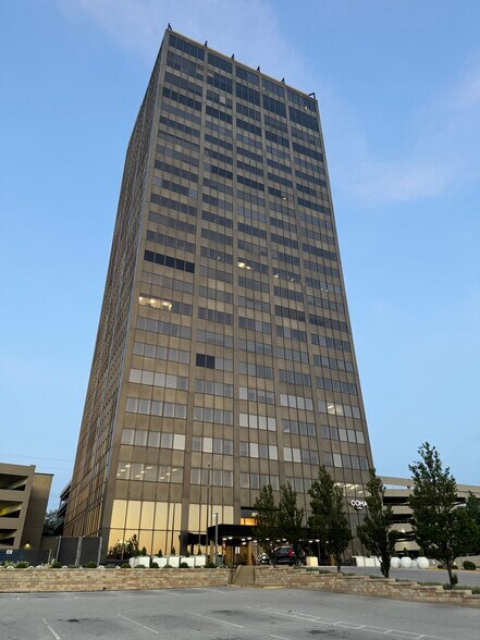 1034 S Brentwood Blvd, Richmond Heights, MO à louer - Photo de l’immeuble – Image 1 sur 24