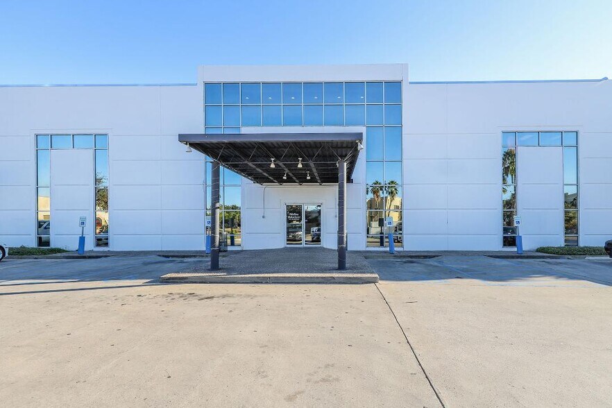 209 W Village Blvd, Laredo, TX à louer - Photo de l’immeuble – Image 2 sur 7