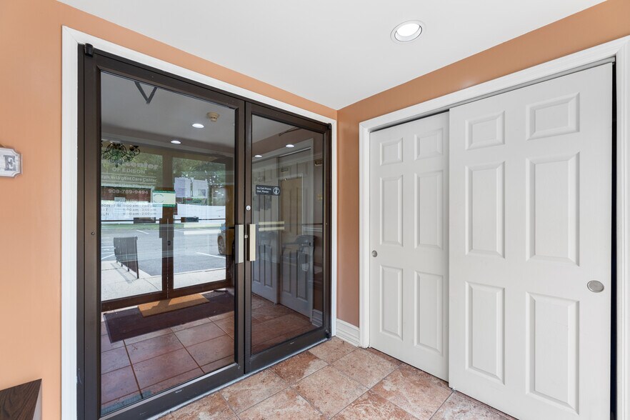 1813 Oak Tree Rd, Edison, NJ à louer - Photo de l’immeuble – Image 3 sur 31