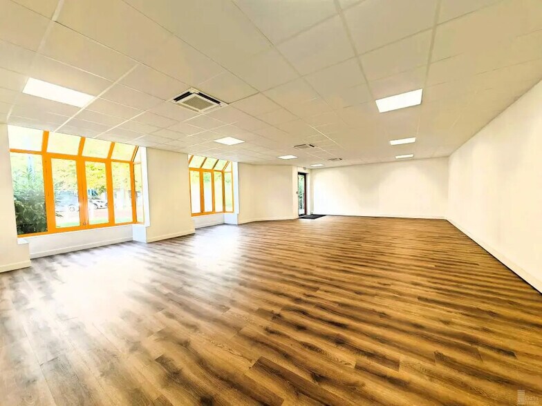 Industriel/Logistique dans Croissy-Beaubourg à louer - Photo de l’immeuble – Image 3 sur 8