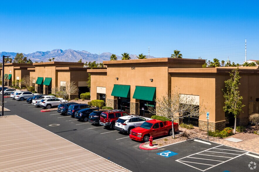 7229 W Sahara Ave, Las Vegas, NV à louer - Photo de l’immeuble – Image 3 sur 14