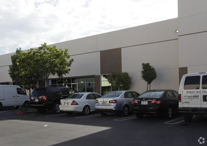 27176 Burbank Ave, Foothill Ranch, CA à louer - Photo de l’immeuble – Image 3 sur 3