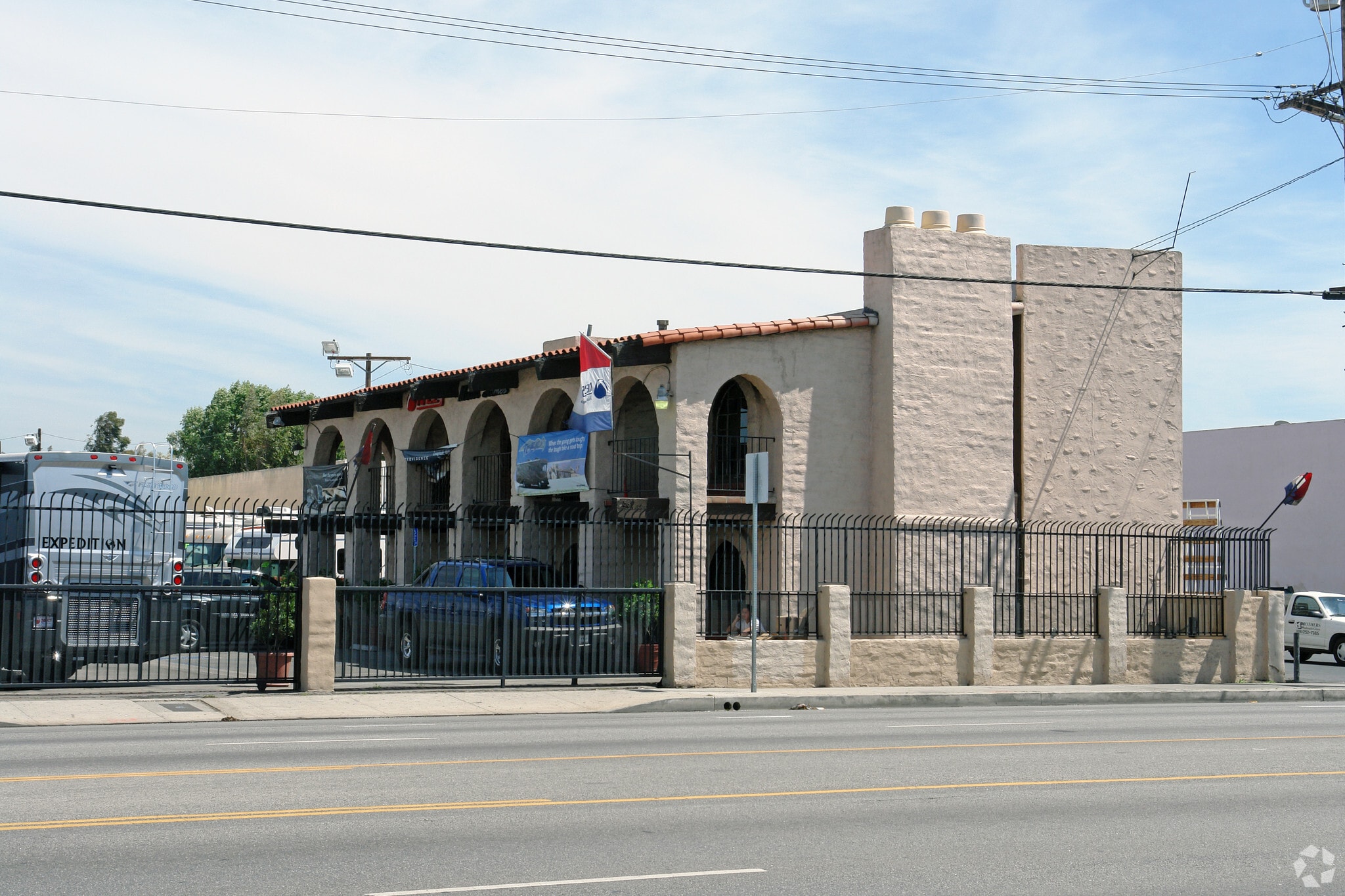8618 Sepulveda Blvd, North Hills, CA à louer Photo principale– Image 1 sur 5