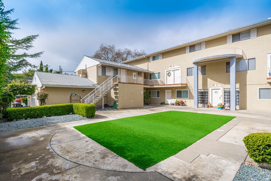 811 Brown St, Martinez, CA à vendre - Photo de l’immeuble – Image 2 sur 35