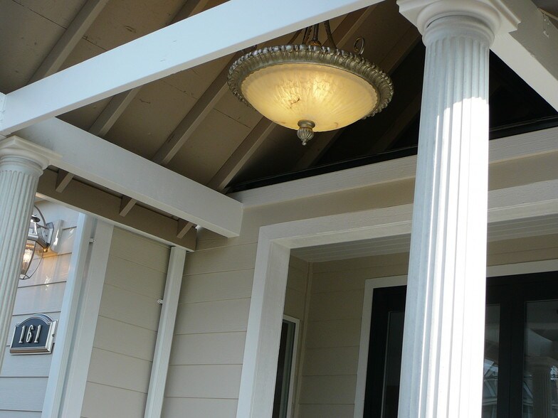 161 SE Barrington Dr, Oak Harbor, WA à louer - Photo de l’immeuble – Image 3 sur 7