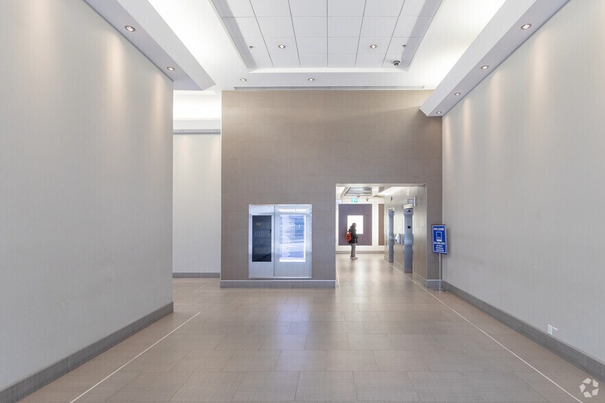 605 Robson St, Vancouver, BC à louer - Hall d’entrée – Image 3 sur 11