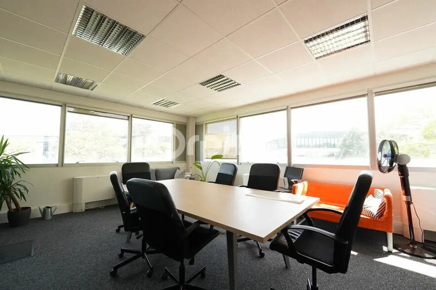5 Rue Edison, Bron à louer - Photo de l’immeuble – Image 3 sur 11