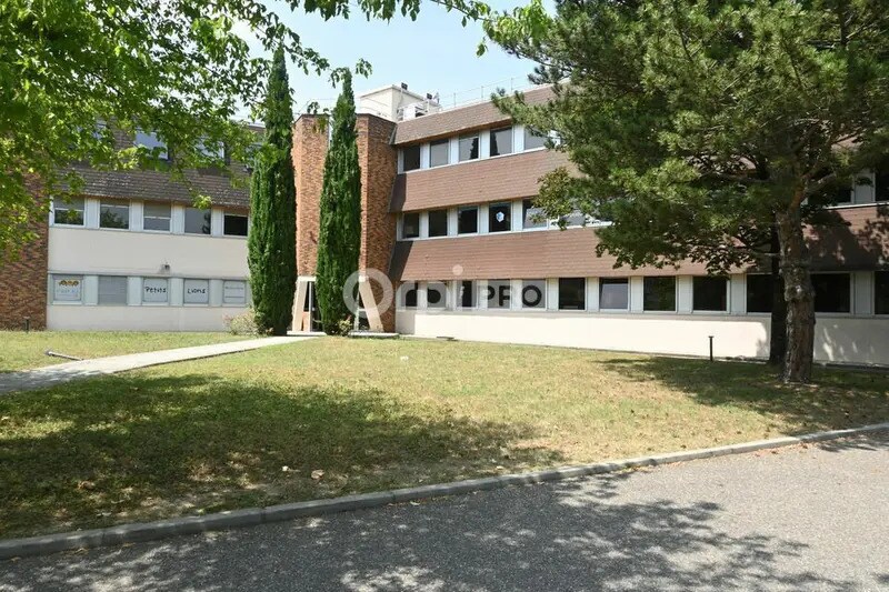 7 Rue Maryse Bastié, Bron à louer - Photo de l’immeuble – Image 2 sur 23