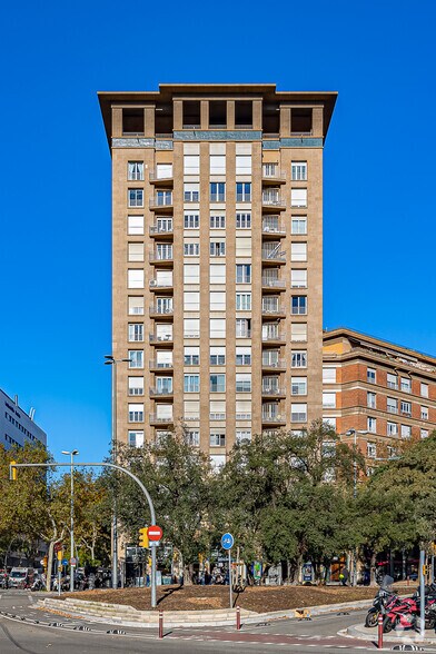 Local commercial dans Barcelone à louer - Photo de l’immeuble – Image 2 sur 2