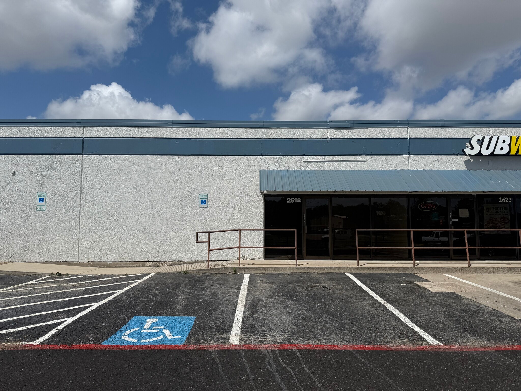 2601-2621 Aero Dr, Grand Prairie, TX à louer Photo de l’immeuble– Image 1 sur 8