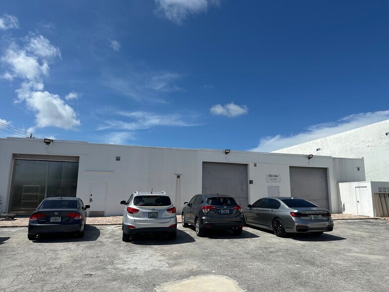 1820 NE 146th St, Miami, FL à louer - Photo de l’immeuble – Image 2 sur 9